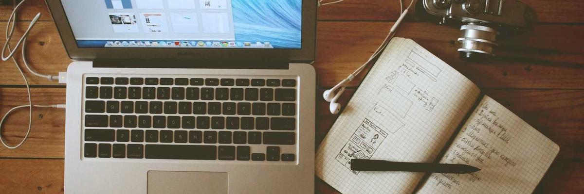 塑料生产工厂外观，展示现代化的工业设施